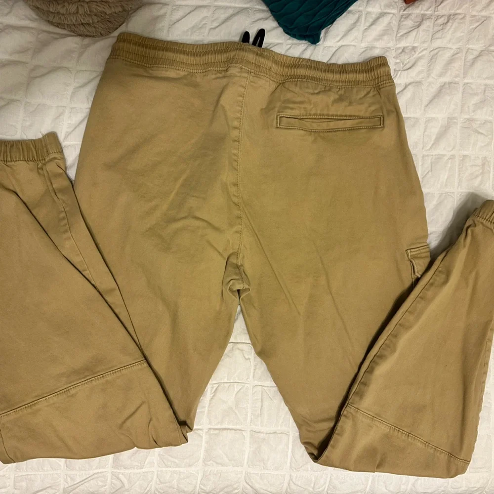 Hollister Men's Khaki Cargo Joggers - Picture 3 of 3